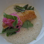 ミシェル・ブラス トーヤ ジャポン - 近くで水揚げされた バターでポワレしたキンキ　泡立てて焙じたオルジュ（大麦）のブイヨンの上にグリーンアスパラガス 庭でとれたすべてのオゼイユ