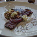 ミシェル・ブラス トーヤ ジャポン - トムラウシより ジャージー牛サーロインのポワレ カシャと言われるソバで味付けをして ビーツのジュ