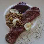 ミシェル・ブラス トーヤ ジャポン - トムラウシより ジャージー牛サーロインのポワレ カシャと言われるソバで味付けをして ビーツのジュ