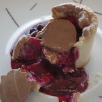 ミシェル・ブラス トーヤ ジャポン - 81年オリジナルクーランの解釈をもとに カシスの流れる温かいビスキュイクーラン ショコラノワールエベヌ72%のアイスクリーム