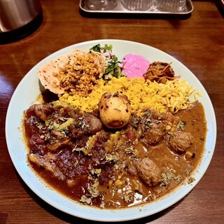 アアベルカレー - 料理写真:アアベルチキンカレーと週替わりカレー2種あいがけ とスパイスたまご
週替わりは豚ホホ肉とゴーヤのマサラ
副菜、ダルカレー、サンバル、ライタ、サブジ、アチャール、パパド付き