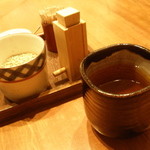 卓上の様子；温かいほうじ茶