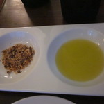 サラマンジェ ド ヨシノ - エジプトのスパイスミックスとオリーブオイル　パンに付けていただきます