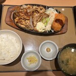 やよい軒 - 料理写真:カニコロッケ付き極みショウガ焼き定食