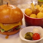 イーストヴィレッジ - チーズバーガー