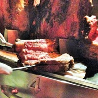 ロウリーズ・ザ・プライムリブ 恵比寿ガーデンプレイス店 - 目の前でカットしてくれます