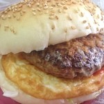 リヨン夢工房 - ボリュームのある手作りハンバーグと目玉焼きのバーガー。パワーモーニングですね！