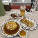 餃子の王将 - 料理写真:天津飯693円&餃子341円&生ビール528円