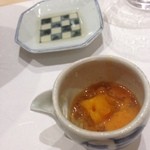 鮨 心白 - 【つまみ】渡り蟹の酒盗と醤油麹漬け卵黄（2015.05.17）