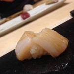 鮨 心白 - 【握り】帆立（北海道、3日熟成）（2015.05.17）