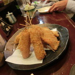 酒肴商店 アジト - 大阪名物串カツは1本100円。