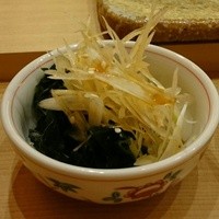 すし家 一柳 - 茗荷とワカメ ポン酢がけ