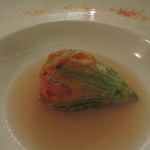 リストランテ　アニモフェリーチェ - 桜エビとカリカリ梅のリゾットを詰めた花ズッキーニのフリット　昆布と生ハムのダシとともに