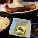 鍛冶屋 文蔵 - ランチ　煮魚定食（あこうだい）