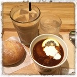 Soup Stock Tokyo - 今日の天神ランチは、PARCOのスープストックTOKYO。
                        東京ボルシチの石窯パンセットにカフェオレです。
                        アジア系のスープが多く〜気分ではなかったので、ボルシチにしました。
                        
                        少し肌寒いくらいの日には、アジアンではないかな…
                        
                        季節的には、緑のお豆のスープとか期待してたんだけど…
                        
                        ゴロゴロと、野菜ヤツお肉が入って、食べ応えありでした。
                        
                        職場ランチ用に、魔法瓶が欲しくなりました。
                        