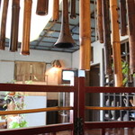 蕎麦喰い処 利めい庵 - 店内 尺八がぶら下がっていました