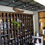 蕎麦喰い処 利めい庵 - 販売もしている器のディスプレイ