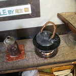 蕎麦喰い処 利めい庵 - 入口左手には土瓶