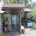 蕎麦喰い処 利めい庵 - 一見する民家のような隠れ家的入口