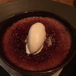 デュ バリー - 私のデザートは「赤い桃のクレームブリュレ　蜂蜜のアイスクリーム」