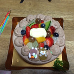 アトリエ フレシュール - チョコ5号誕生日ケーキ
      真ん中の白いのは名前プレート外した台座です