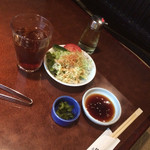 Kankoku Chuubou Senara - 焼肉サービスランチのサラダ。冷たいお茶もたっぷり。