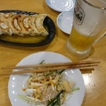 中華料理 帆 - 晩酌セット500円。
             生ビール+焼き餃子+小皿料理1品