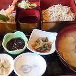 Uochuu - 魚忠定食2,400円。下のお重には天ぷらとおそばが。プラス小鉢と味噌汁。