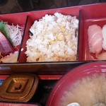 魚忠 - 魚忠定食の上のお重。左から刺身三種、あさりめし、寿司３貫。