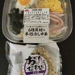 まいばすけっと - 料理写真:まいばすけっと 6種具材の本格冷や中華・おむすび(ひじき)