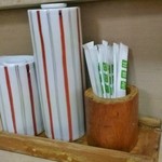 気賀亭 - 卓上の醤油とウスターソース