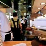 気賀亭 - 活気ある調理場