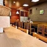 気賀亭 - 白木のカウンター席の後ろにテーブル席！