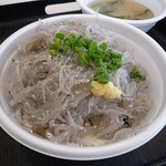 生しらす丼（６００円）