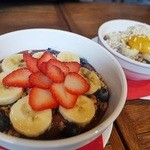 アロハテーブル 京橋 - アサイーボウル、奥はサイズ小タイプ