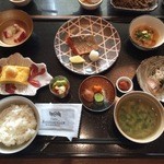 日本料理　時宜 - そしてメインの朝食膳！ご飯は先ほどの土鍋の釜炊きです！鮪の山芋、出汁巻き玉子、焼鮭、湯葉、若筍煮、山菜ｅｔｃ・・・