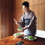日本料理　時宜 - 仲居さんがサラダを取り分けてくれます