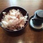 日本料理　時宜 - テーブルに“おかか”の鰹節が皿に盛られてきました
      この鰹節に醤油を回し掛け“おかか”の製作に入ります（笑）