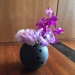 日本料理　時宜 - テーブルの上には小さな生花が添えられていました、鉄鋳物の花瓶がいかしてますね！
