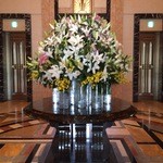 日本料理　時宜 - 朝のエントランスフロアーは美しい生花が一層輝いて見えます