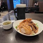 くろんぼ屋 - 料理写真:✅くろんぼ丼¥900
　※ ビーフカツ・チキンカツ・ポークソテー3種盛合せ
　※キャッシュレス決済可能♪