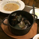 ビストロ　シバ - ムール貝とあさりの白ワイン蒸し￥９８０