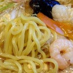 珍来 - 玉子色の太麺
