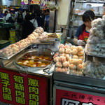 阿忠肉圓 - 都城隍廟でも一番人気のお店です。