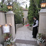 入口でコンシェルジュがお出迎え