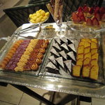 あざみ野うかい亭 - たくさんのプティフール（小菓子）。好きなだけ選ぶことができます。