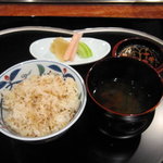 あざみ野うかい亭 - 小粒で舌ざわりがよく、最高においしいガーリックライスです