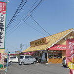 畑田本舗 - お店全景 向かって右側に駐車スペースがある