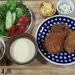 淡路ビーフ新谷 - 晩ごはんのおかずになるコロッケたち。