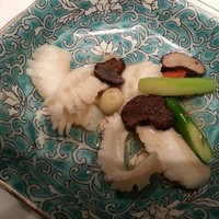 華都飯店 OsakaMetro本町ビル店 - イカとトリュフの炒めものです。なぜ中華にトリュフが出てくるのかはさて置き、みんな興奮して食べていました。